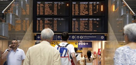 Fahrplananzeige am Mailänder Hauptbahnhof (24.7.2019)