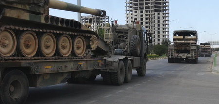 Panzerkonvoi der türkischen Armee in der Nähe von Kilis unterweg...