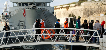 Migranten kommen am Hafen von Valletta, der Hauptstadt Maltas an...