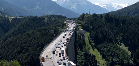 Ein Lkw-Leitsystem und eine höhere Maut sollen den Transitverkeh...