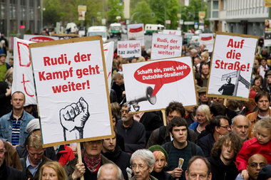 Am Mittwoch kamen mehr als 100 Menschen zur Enthüllung des Schil...