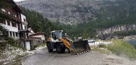 Nach einem Hagelsturm und Regenschauern wird mit einer Schneesch