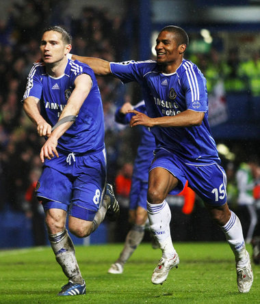 Mit Trauerbinde nach dem Tod der Mutter: Frank Lampard (l.) verw...