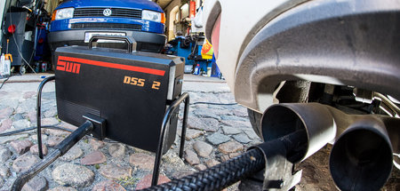 Abgasuntersuchung eines Volkswagens