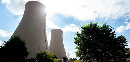 Kühltürme des Kernkraftwerks Grohnde in der Julisonne