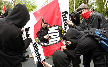 Demonstranten setzten am 1. Mai in Hamburg das gesetzliche Verbo...