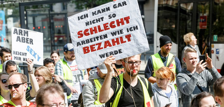 Angestellte von Multiplexkinos demonstrieren in Hamburg gegen Du...