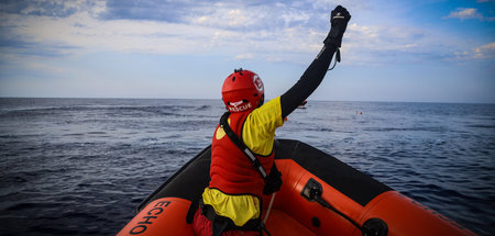 Seenotretter der »Open Arms« in einem kleineren Einsatzboot