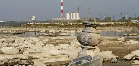 Artefakte im Flussbett der Weichsel, die durch einen niedrigen W...