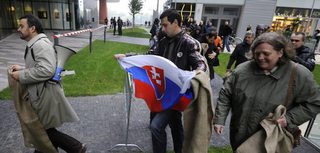 Eduard Chmelar (l.) und andere Aktivisten bei Protesten in Brati...
