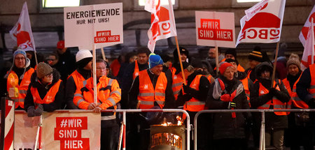 Mitglieder der Gewerkschaft IG BCE protestieren vor einem Treffe...