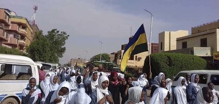In der Stadt Omdurman gingen am Dienstag Schülerinnen und Schüle...