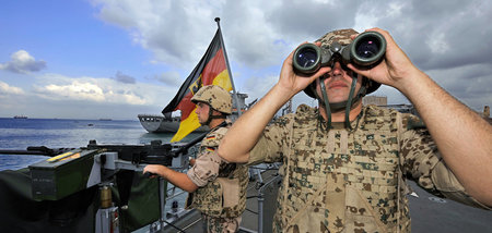 Deutsche Marinesoldaten halten an Bord der Fregatte »Karlsruhe« ...