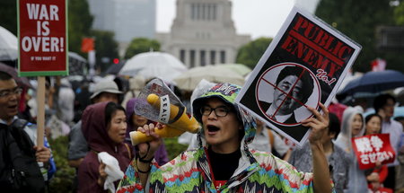 Protest gegen Shinzo Abes Sicherheitspolitik im August 2015 vor ... Protest gegen Shinzo Abes Sicherheitspolitik im August 2015 vor ...