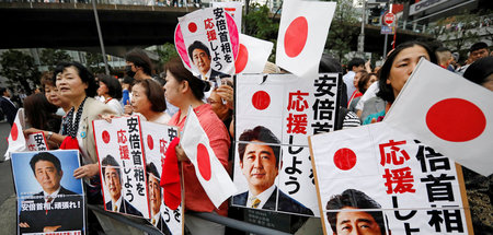Anhänger des japanischen Regierungschefs Shinzo Abe am 20. Juli ... Anhänger des japanischen Regierungschefs Shinzo Abe am 20. Juli ...