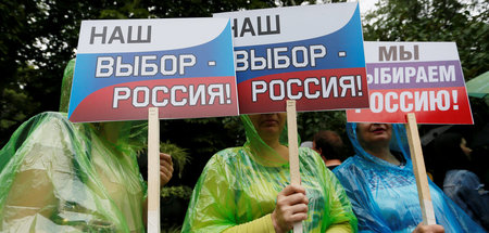 »Unsere Wahl ist Russland!« Diese Demonstranten in Donezk wollen... »Unsere Wahl ist Russland!« Diese Demonstranten in Donezk wollen...