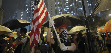 Unter feindlicher Flagge: Prowestliche Demonstranten vor der Kwa...