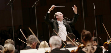 In Aktion: Der Dirigent Andrew Manze mit der NDR-Radiophilharmon...