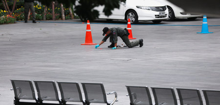 Ein Polizeiexperte für Bombenentschärfungen am Freitag in Thaila...