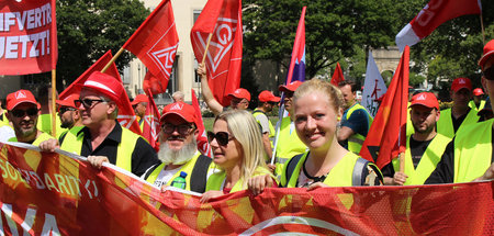 Gute Stimmung: Demonstration der Riva-Beschäftigten vor dem Main...