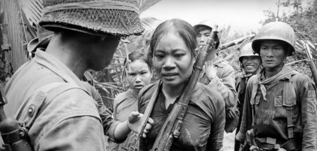 Eine junge Soldatin in den Fängen der südvietnamesischen Armee: ...