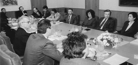 Auch nicht schön: DDR-Ministerpräsident Hans Modrow (l.) beim Kü...