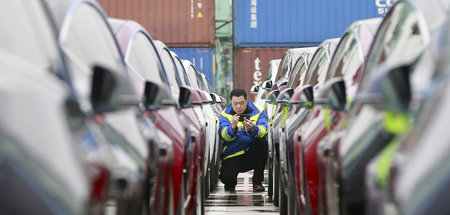 Arbeiter zwischen den Weltmächten: Ein Beschäftigter im Hafen vo...