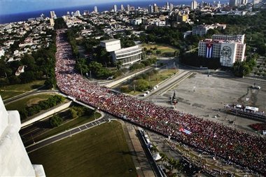 Kubas Hauptstadt in Bewegung. Ein endlos wirkender Zug passiert ...