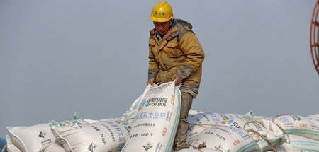 Ein Arbeiter sortiert Säcke mit importierten Sojabohnen (Nantong