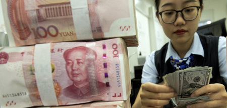 Chinesische Bankangestellte zählt US-Dollar (Provinz Jiangsu, 6.... Chinesische Bankangestellte zählt US-Dollar (Provinz Jiangsu, 6....