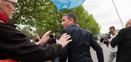 Es geht auch anders: AfD-Vertreter um Björn Höcke werden von Gew... Es geht auch anders: AfD-Vertreter um Björn Höcke werden von Gew...