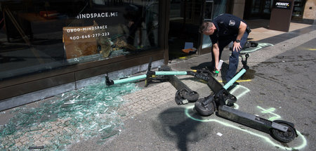 Verkehrsunfall mit E-Scooter: Ein Berliner Polizist markiert den... Verkehrsunfall mit E-Scooter: Ein Berliner Polizist markiert den...
