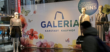 Galeria-Karstadt-Kaufhof-Plakat in der ehemaligen Kaufhof-Filial... Galeria-Karstadt-Kaufhof-Plakat in der ehemaligen Kaufhof-Filial...