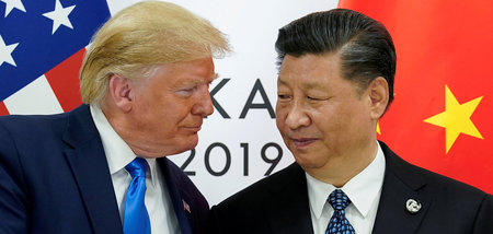 Auf der Lauer: Der US-amerikanische Präsident Donald Trump (l.) ...