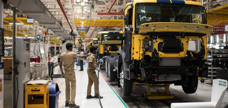 Auch Daimler produziert in Indien:  Arbeiter stehen im Werk Chen