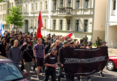 Antisemitismus gesellschaftlich ächten: Vorwiegend junge Antifas...