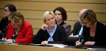 Baden-Württembergs Wissenschaftsministerin Theresia Bauer (l., B...