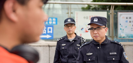 Polizisten in Nanchang sind mit vernetzten Computerbrillen ausge...