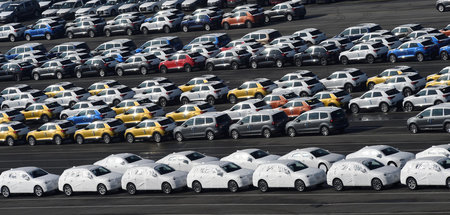 Exportstau: Autos des VW-Konzerns liegen im Emder Hafen auf Hald...