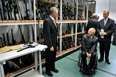 Innenminister Schäuble inspiziert die Waffenkammer des BKA. Wies...