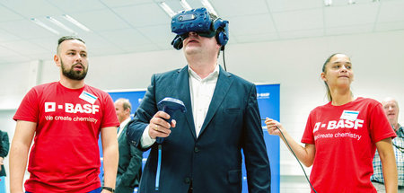 Hubertus Heil mit »Virtual-Reality-Brille« (Ludwigshafen, 12.8.2...