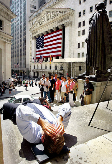 Beten hilft nicht immer: Mann am Aufgang zur New Yorker Stock Ex...