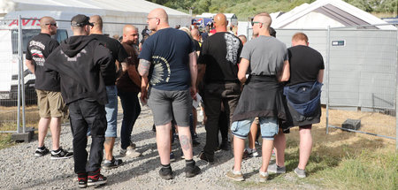 Besucher vor dem Veranstaltungsgelände beim Rechtsrock-Festival