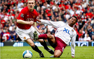 ManUs Fletcher (l.) im Zweikampf gegen West Hams Solano am verga...