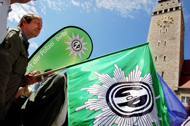 Unter »rot-rot« nicht gerne gesehen: Streikende Polizisten am Di...