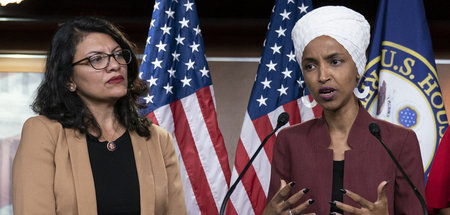Die US-Abgeordneten Rashida Tlaib (l.) und Ilhan Omar bei einer ...