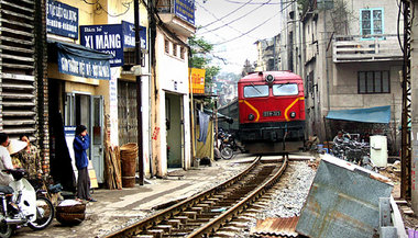 Von Hanoi bis Ho-Chi-Minh-Stadt fährt der »Vietnam-Expreß« Von Hanoi bis Ho-Chi-Minh-Stadt fährt der »Vietnam-Expreß«