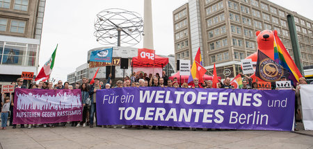 Weltoffen vor der Weltzeituhr: Nazigegner am Samstag auf dem Ber...