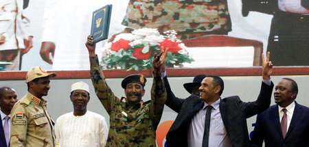 Abdel Fattah Al-Burhan (l.), Vorsitzender des Militärrats, und A...