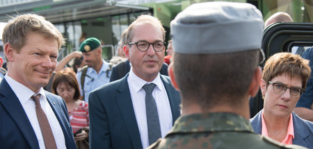 Truppe im Blick: Annegret Kramp-Karrenbauer (CDU), Bundesverteid...
